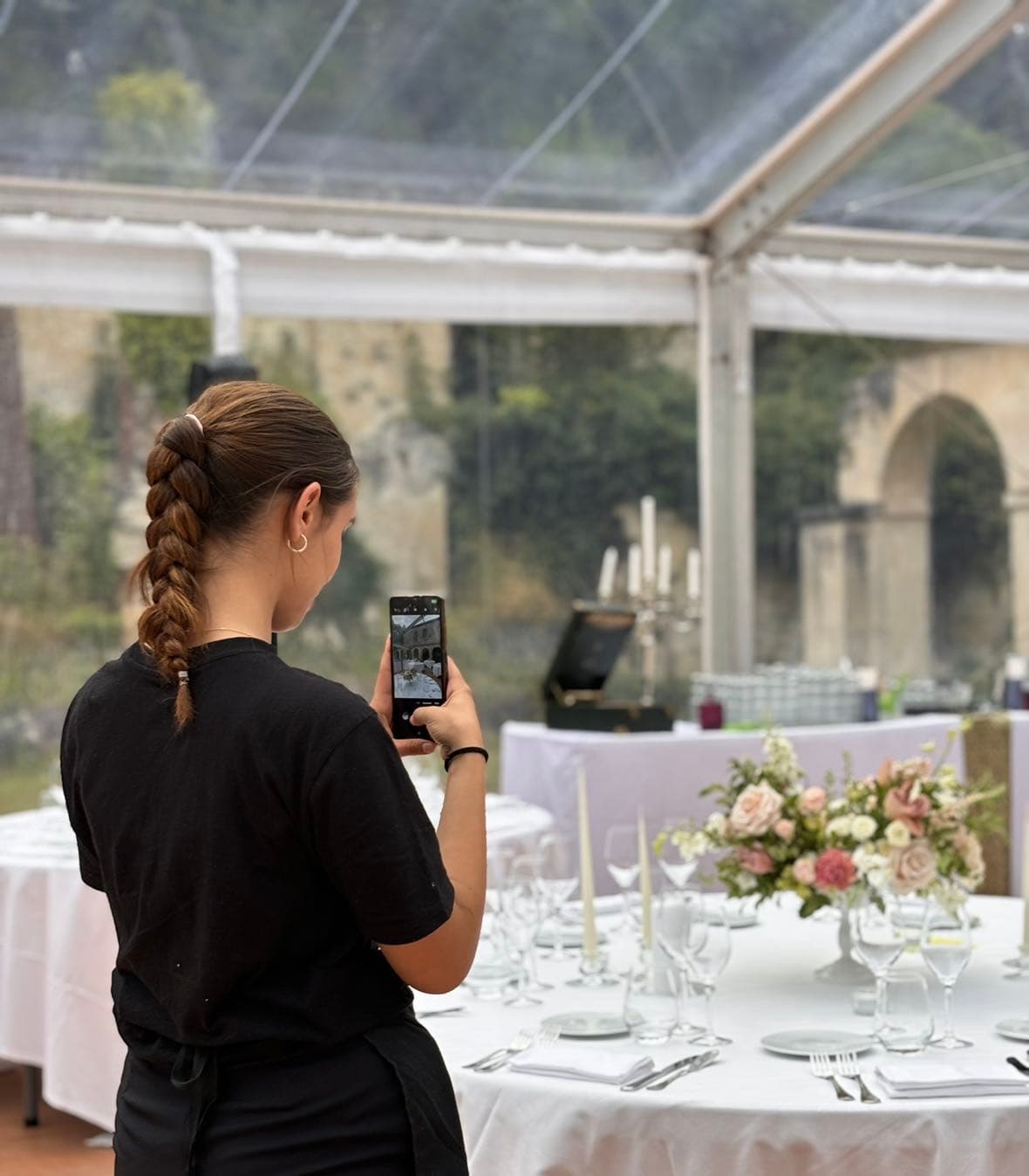 Nora en situation de coordination, vérifiant le dressage d'une table de mariage